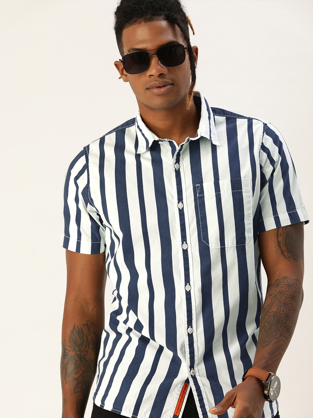 

SINGLE Men White & Navy Blue Slim Fit Striped Casual Shirt