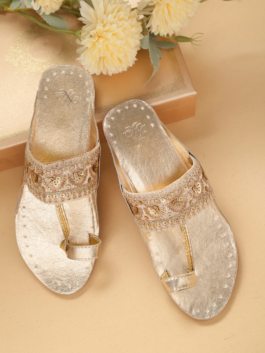 

House of Pataudi Women Gold-Toned Handcrafted Leather Embellished Kolhapuri One Toe Flats