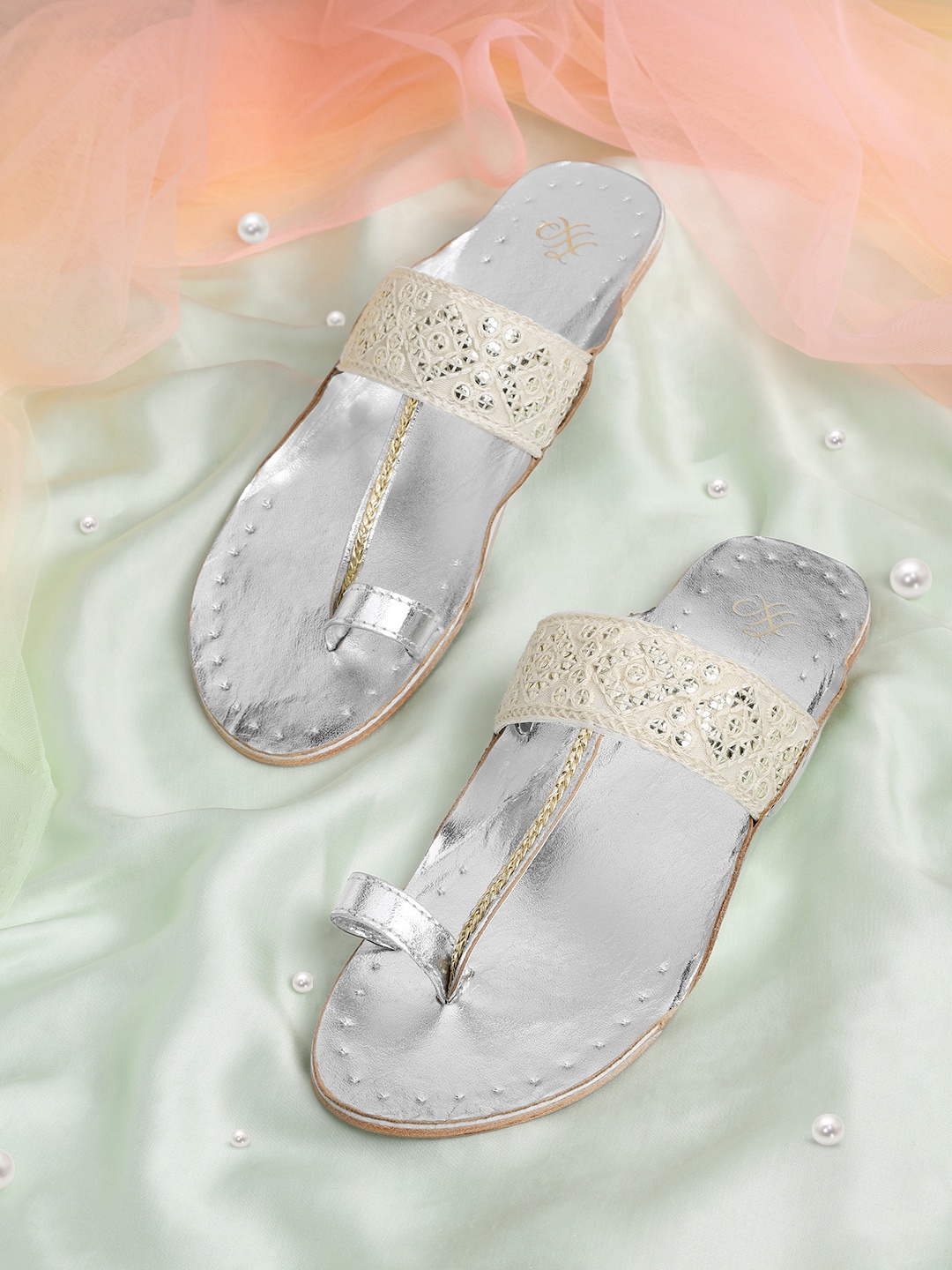 

House of Pataudi Women White & Silver-Toned Handcrafted Leather Embroidery One Toe Flats