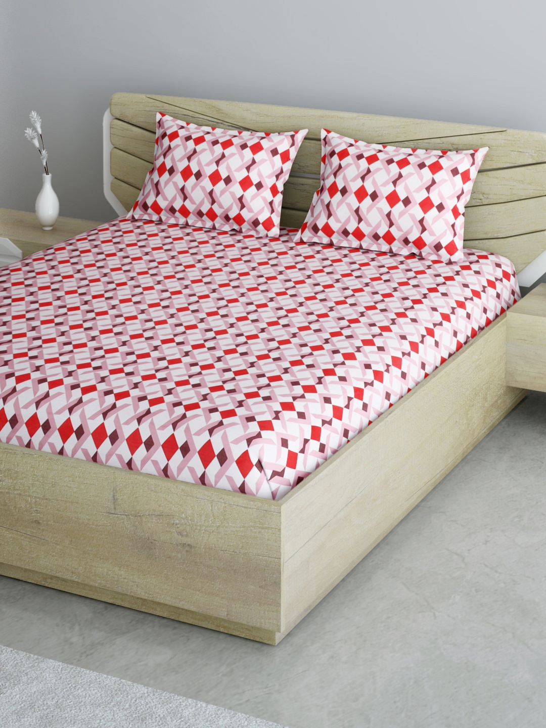 

Aura White & Red Geometric 144 TC Cotton 1 Queen Bedsheet with 2 Pillow Covers