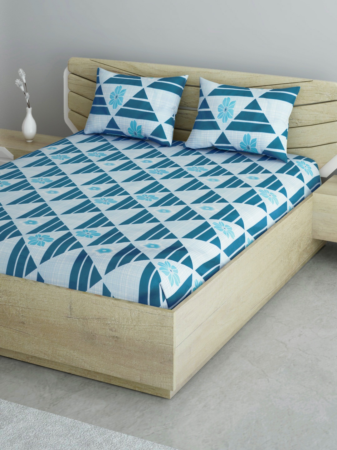 

Aura Blue & White Geometric Print 144 TC 120 GSM Cotton Queen Bedsheet & 2 Pillow Covers