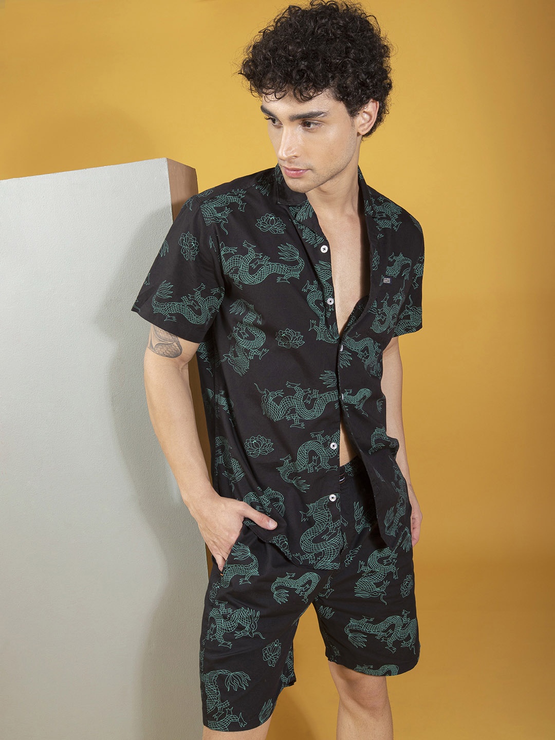 

The Indian Garage Co Men Black & Green Printed Night suit