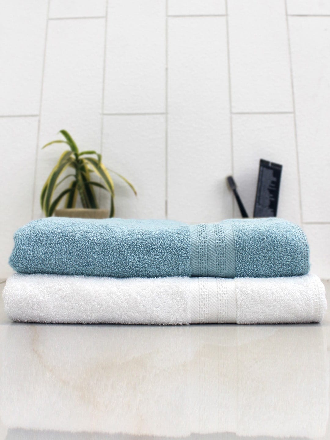 

AVI Living Unisex Set Of 2 Solid 400 GSM Anti-Microbial Cotton Bath Towels, White