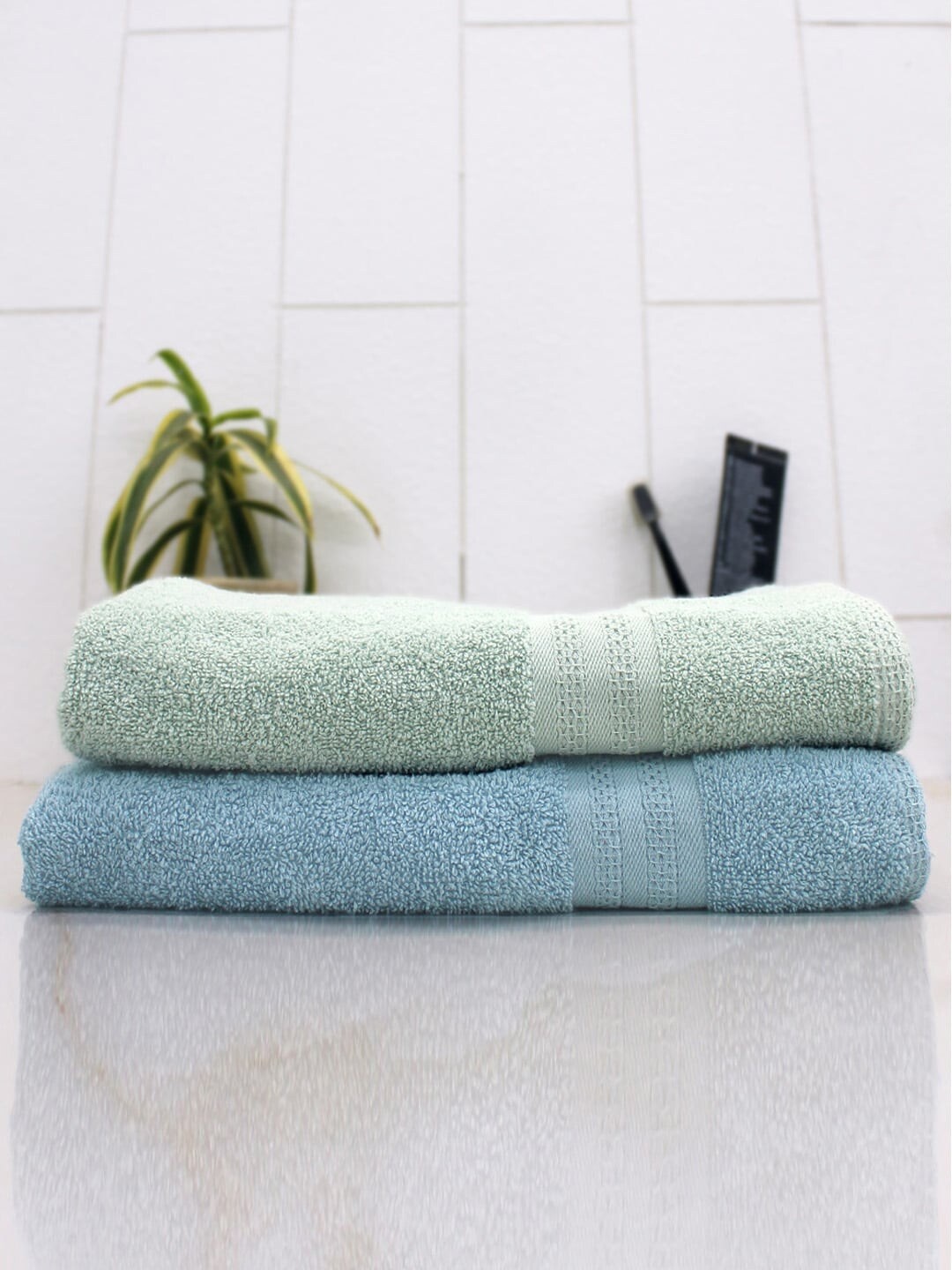 

AVI Living Set Of 2 Solid 400 GSM Anti-Microbial Bath Towels, Green