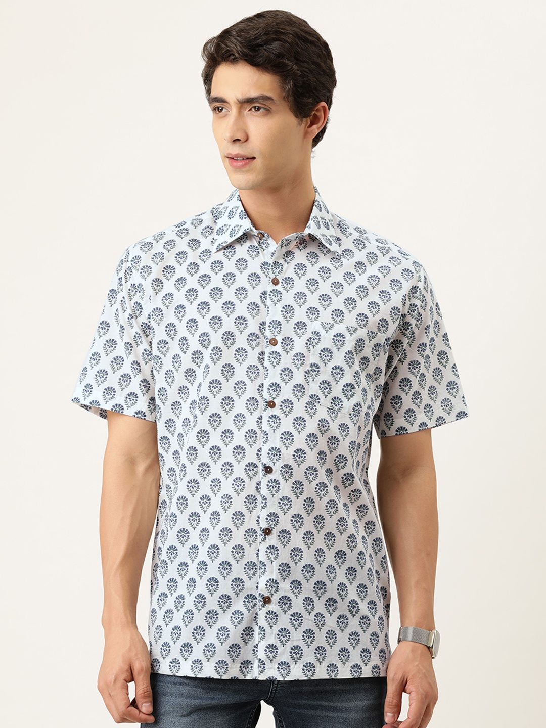 

Burnt Umber Men White & Navy Blue Regular Fit Printed Casual Shirt