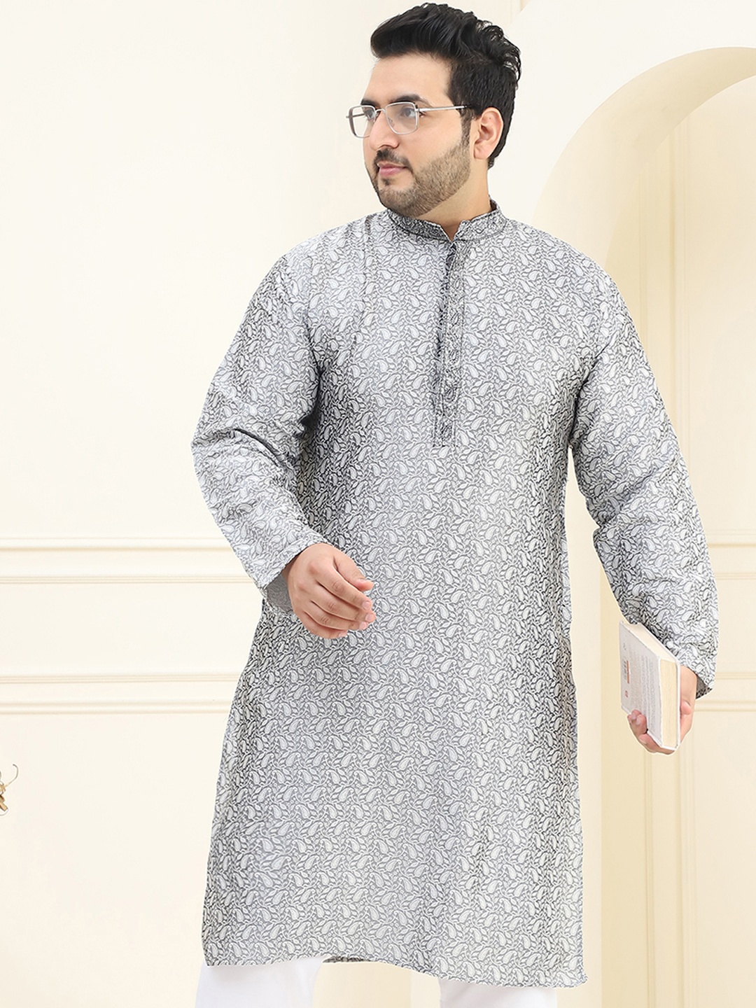 

SOJANYA PLUS Men Grey & Off White Ethnic Motifs Embroidered Thread Work Kurta