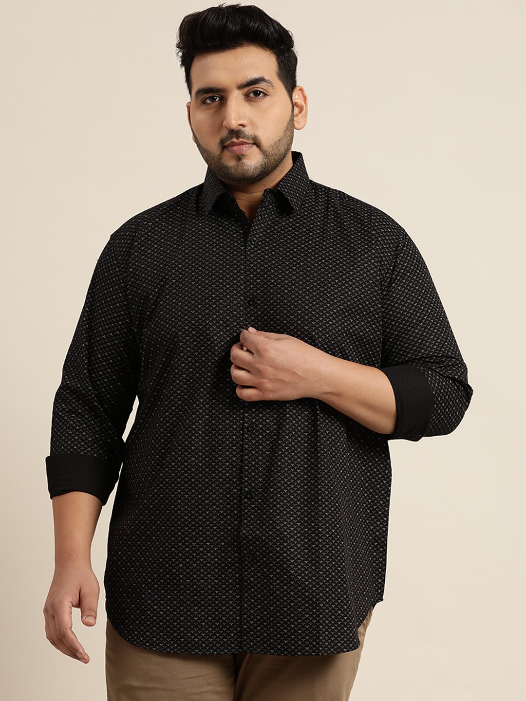 

SOJANYA PLUS Men Black & Grey Classic Geometric Print Pure Cotton Casual Shirt