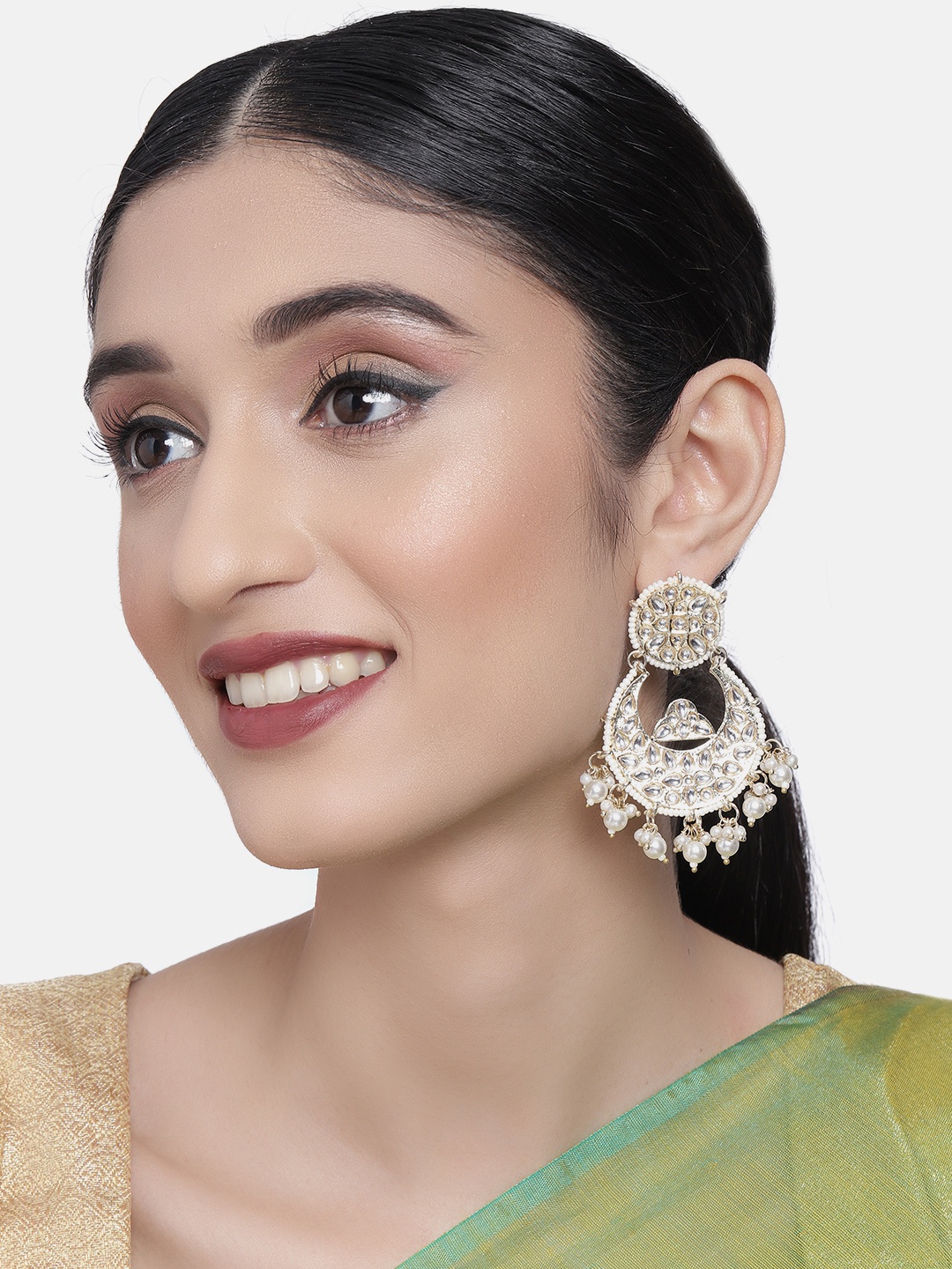 

Zaveri Pearls Gold-Toned & White Kundan Studded Pearl Chandbalis