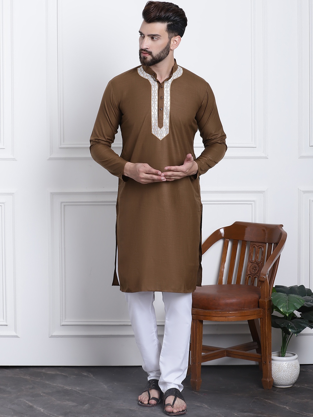 

SOJANYA Men Brown & Off-White Solid Pure Cotton Kurta with Churidar