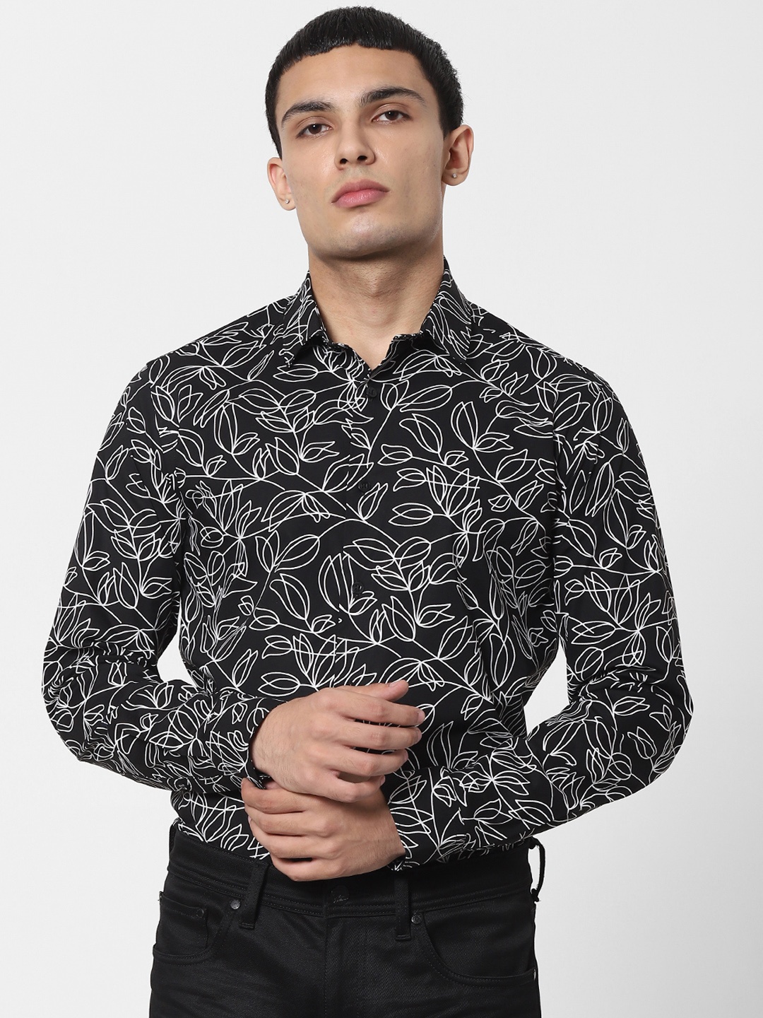 

Jack & Jones Men Black & White Regular Fit Printed Casual Shirt