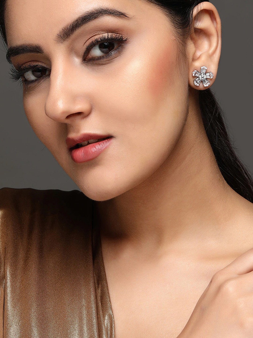 

Rubans Silver-Toned Contemporary Studs