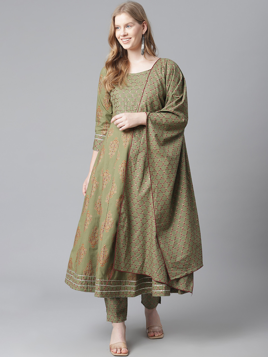 

HIGHLIGHT FASHION EXPORT Women Green & Magenta Handwork Kurta with Trousers & Dupatta