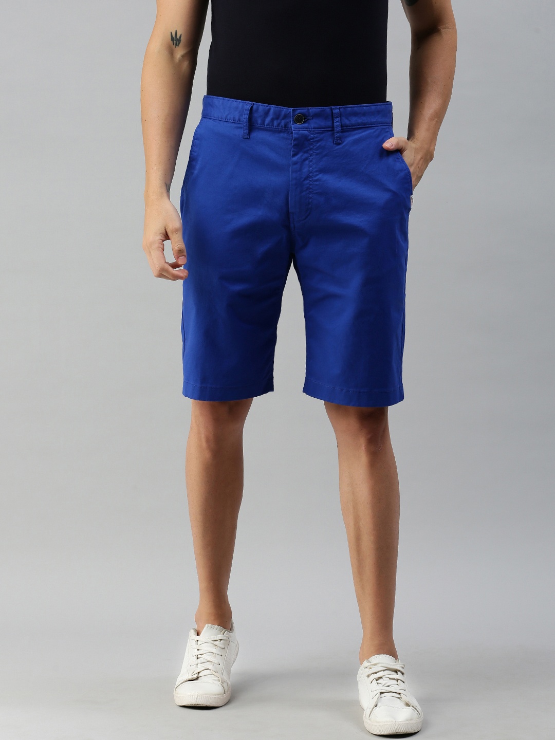 

Tommy Hilfiger Men Blue Solid Regular Fit Regular Shorts