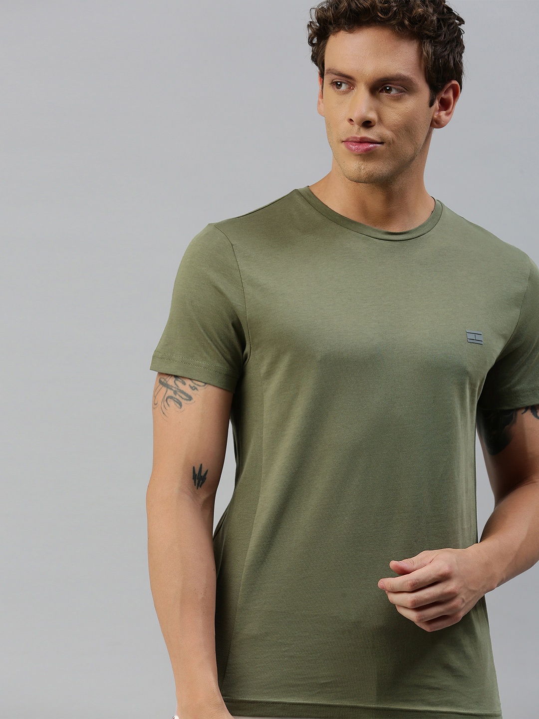 

Tommy Hilfiger Men Olive Green Solid Round Neck Pure Cotton T-shirt