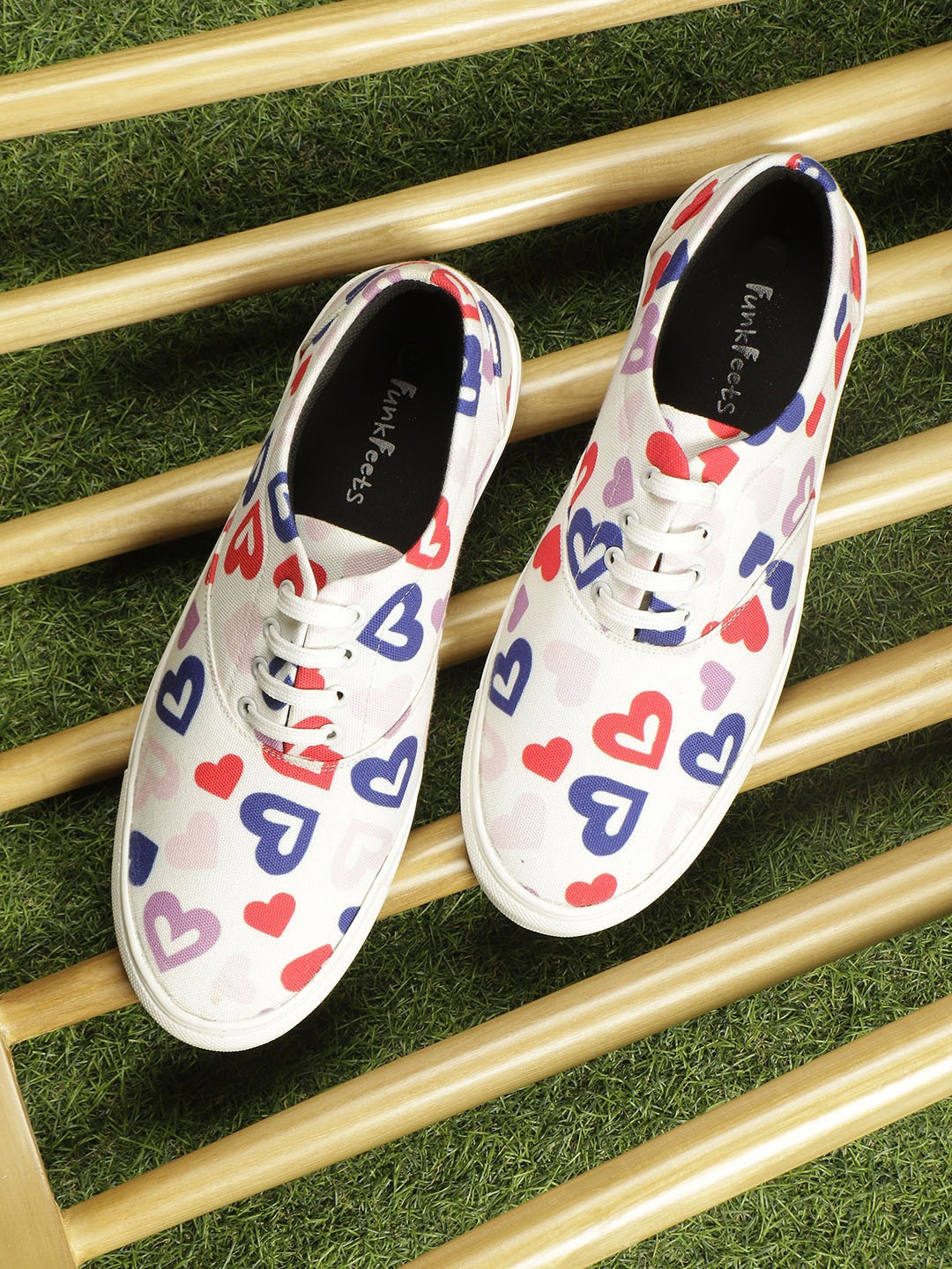 

FF FUNKFEETS Unisex White & Red Hearts Printed Sneakers