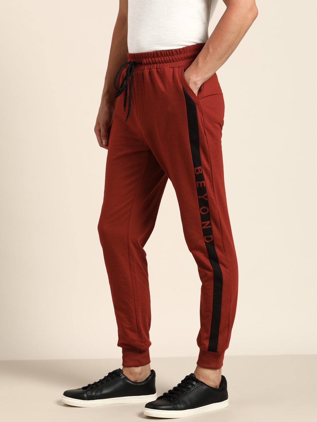 

ether Men Maroon Solid Joggers With Striped Detail