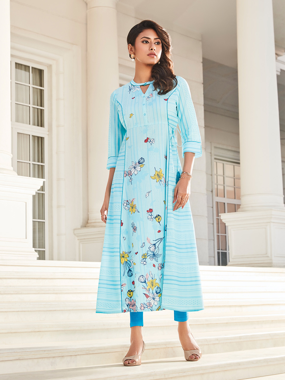 

AURELIA Women Blue Floral Printed Keyhole Neck Thread Work Kurta