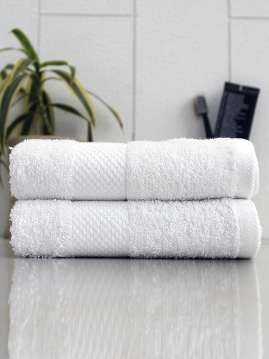 

AVI Living Set Of 2 White Cotton Solid 500 GSM Hand Towels