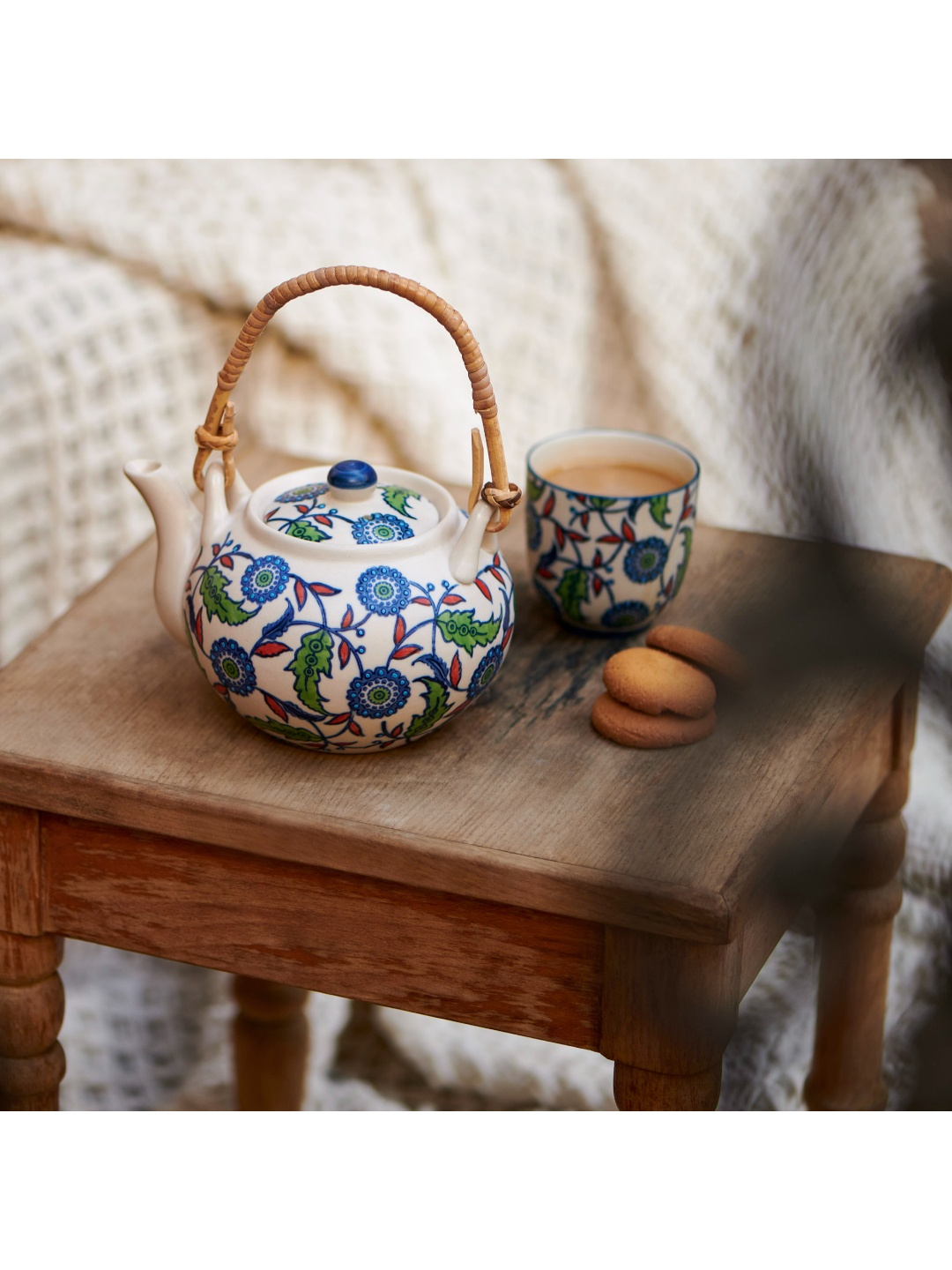 

Chumbak Off-White & Blue Floral Motif Printed Jaipur Backyard Kettle