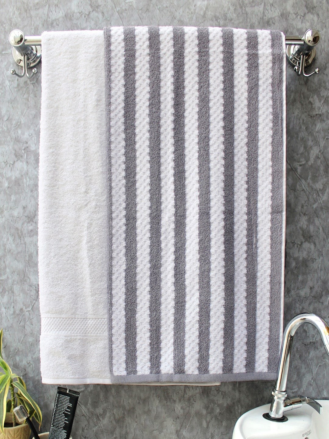 

AVI Living Unisex Grey & White Set Of 2 400 GSM Bath Towels