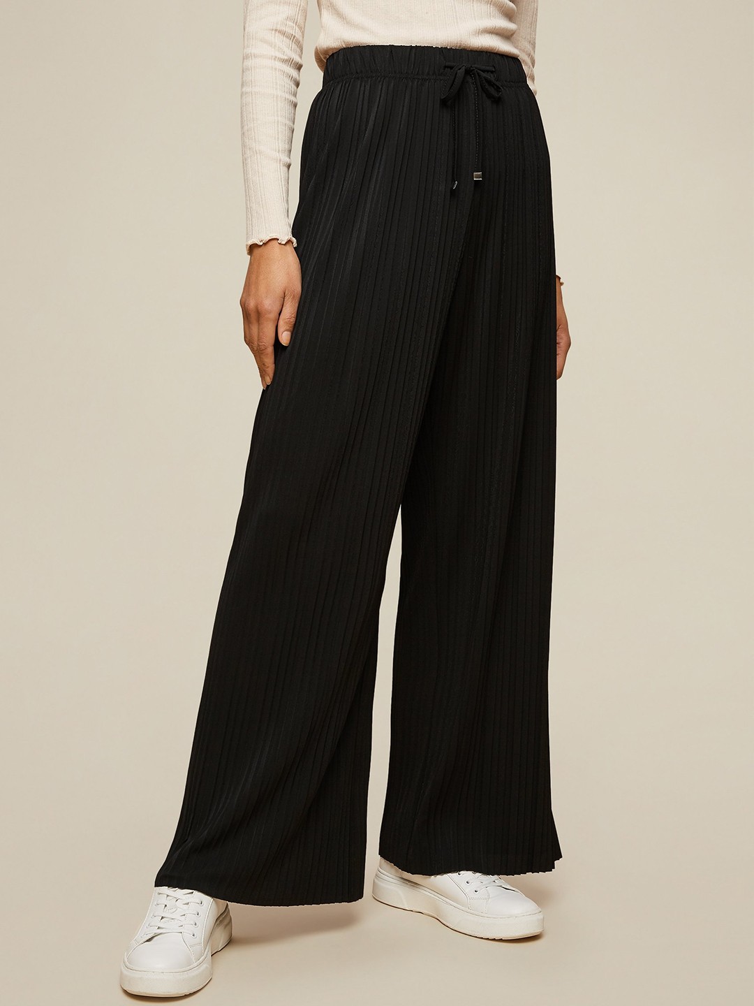 

DOROTHY PERKINS Women Black Regular Fit Solid Pleated Parallel Trousers