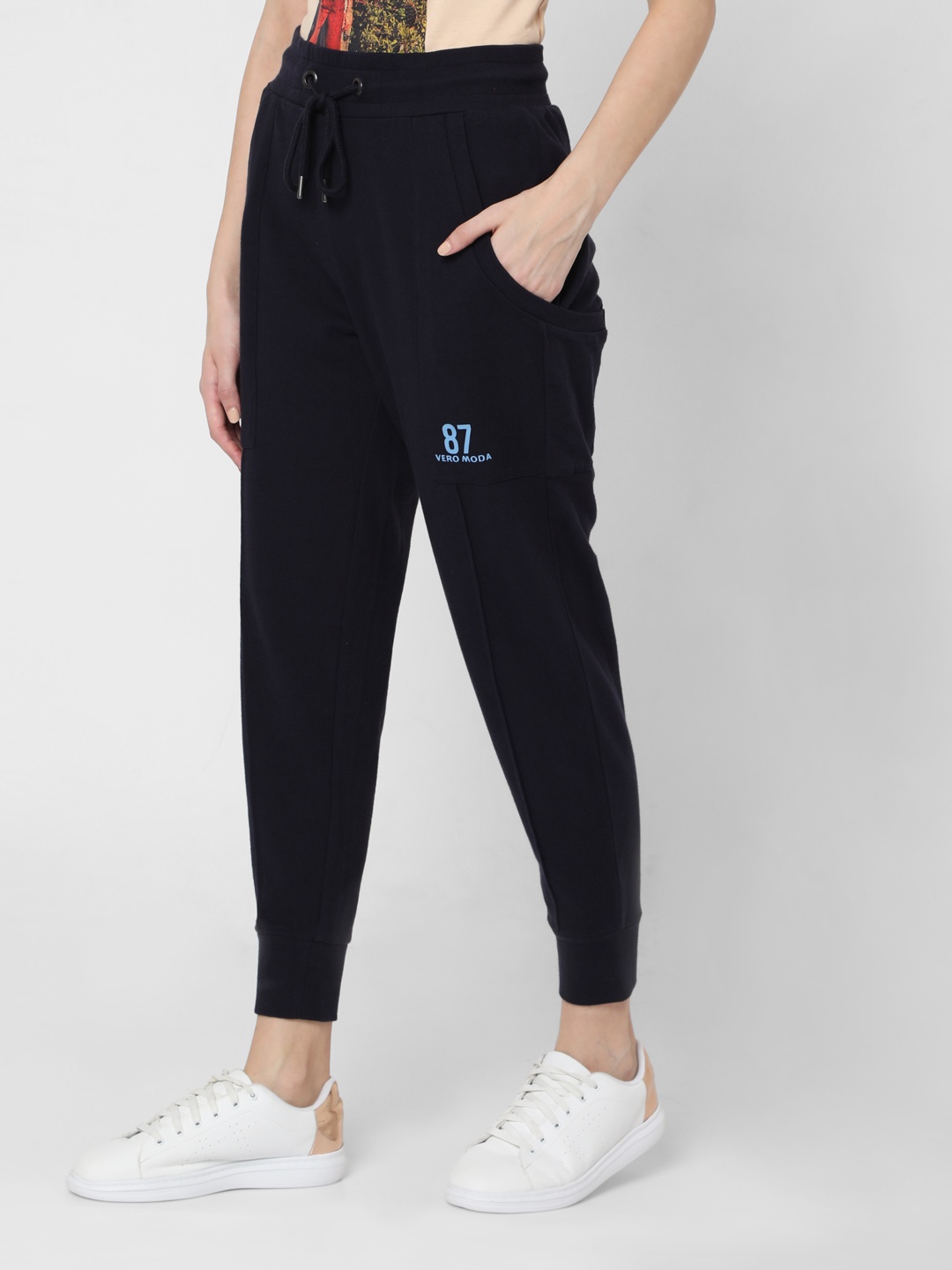 

Vero Moda Women Black Solid Straight Fit Joggers
