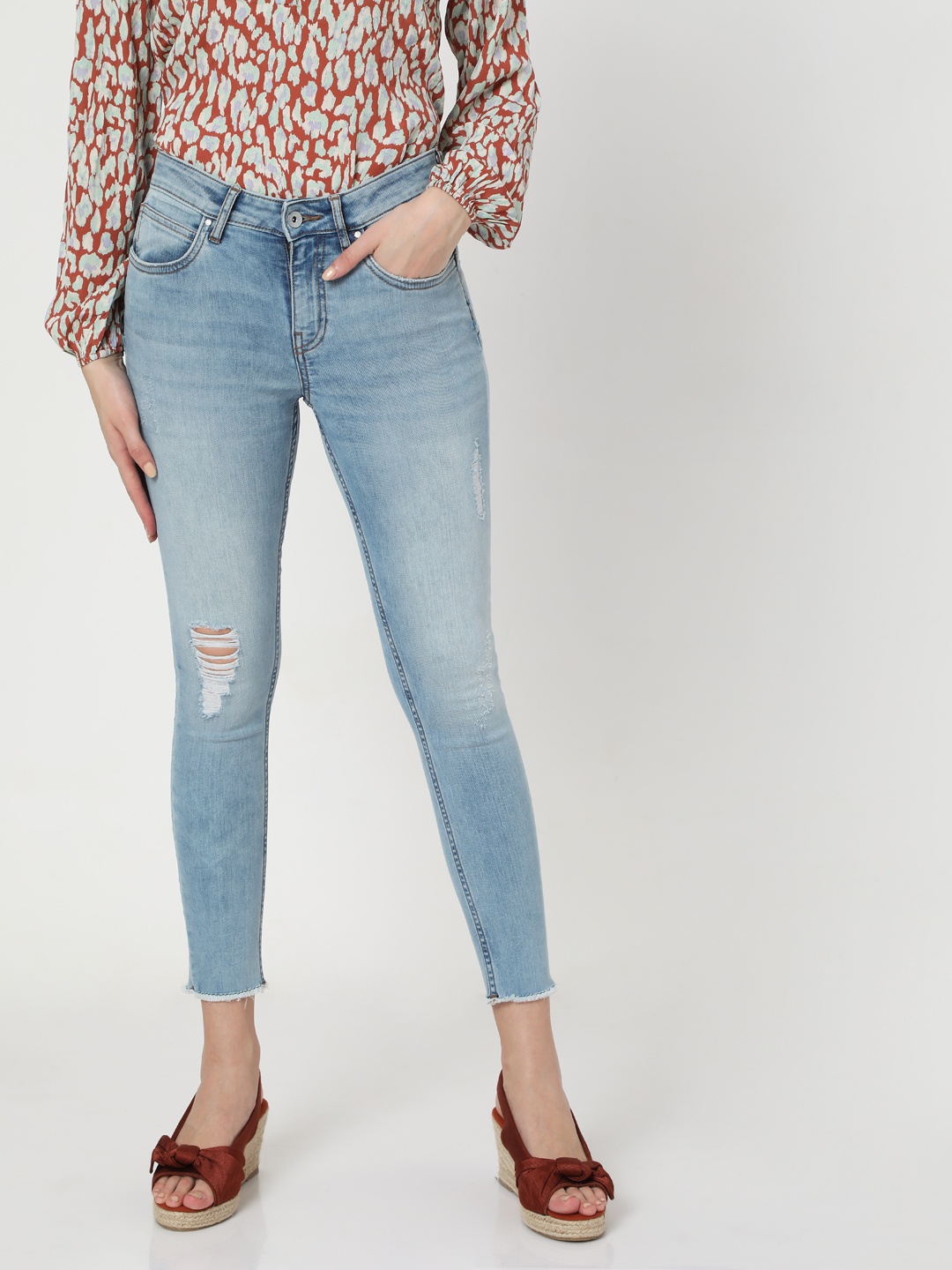 

Vero Moda Women Blue Skinny Fit Mildly Distressed Heavy Fade Stretchable Cropped Jeans
