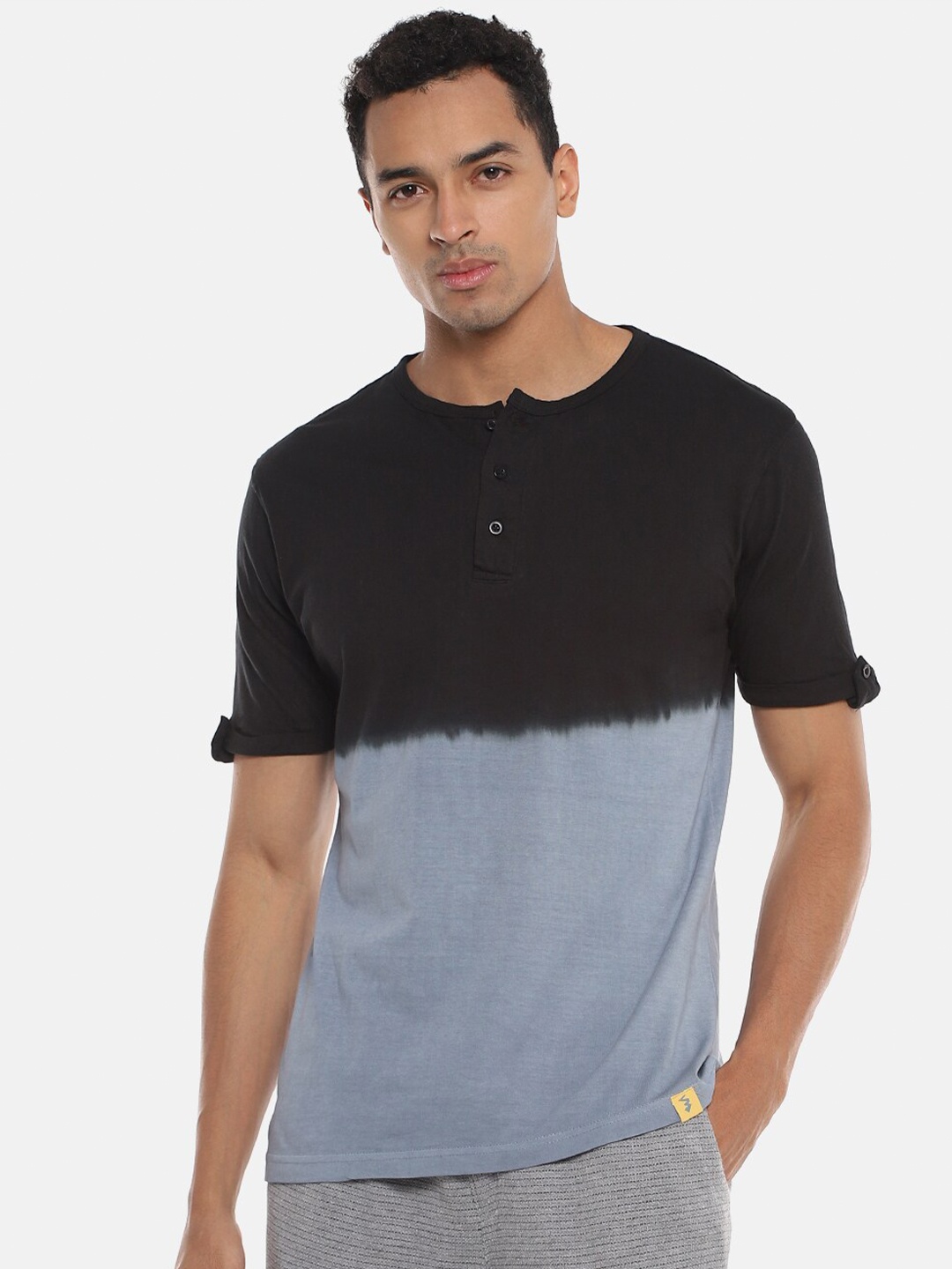 

Campus Sutra Men Black Colourblocked Round Neck T-shirt