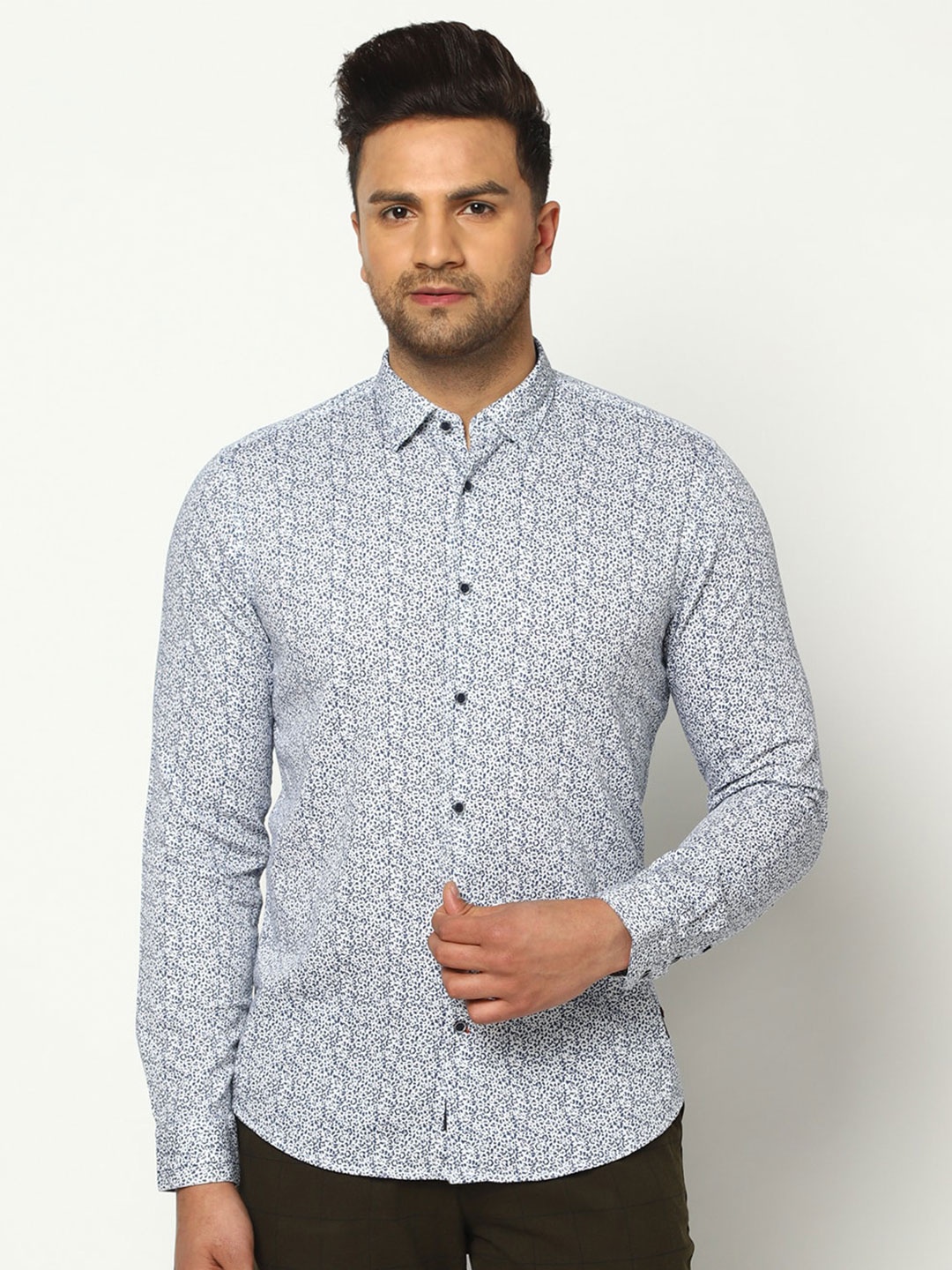 

Blackberrys Men White & Navy Blue Slim Fit Animal Printed Casual Shirt
