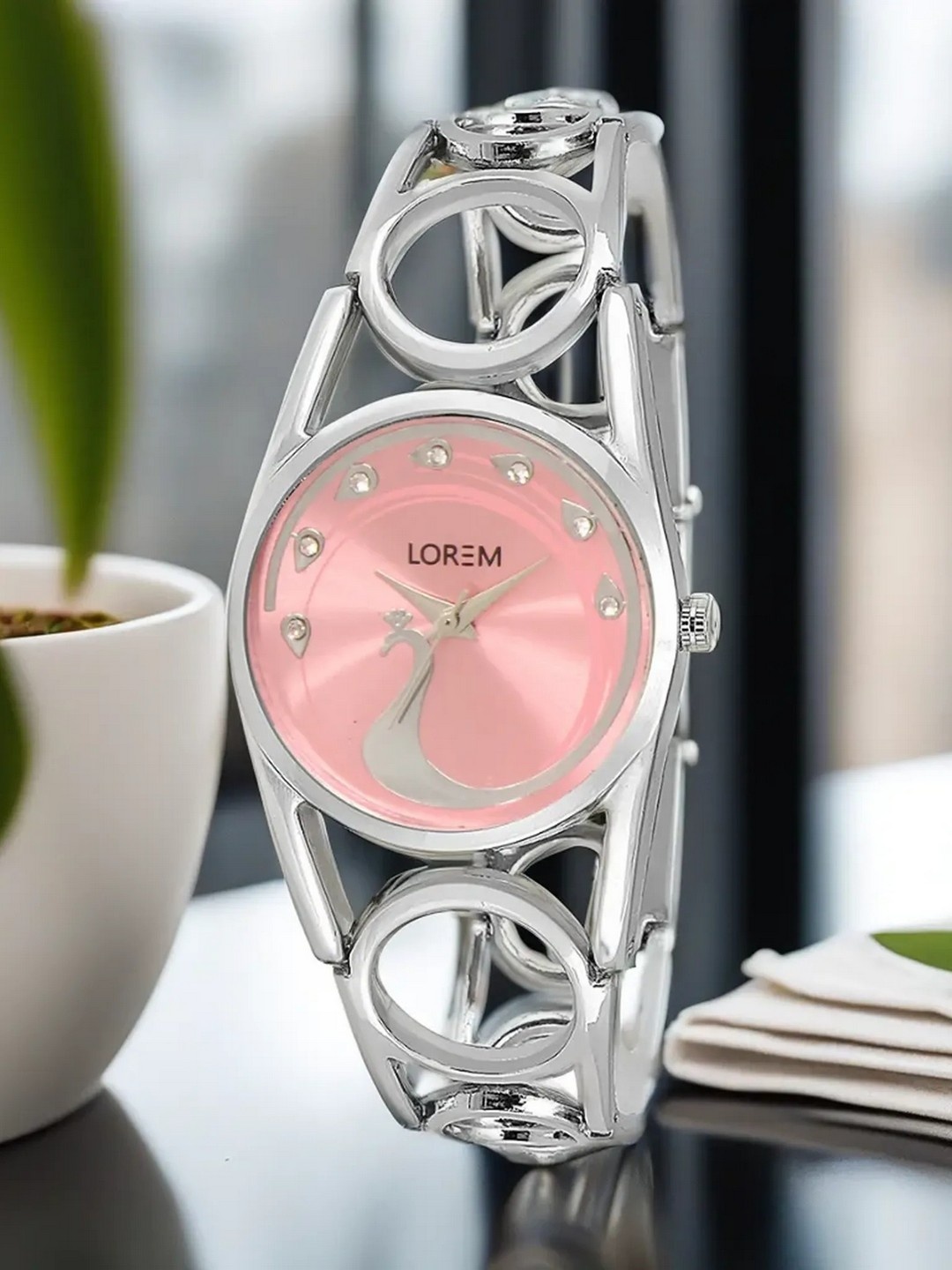 

LOREM Women Silver-Toned Analogue Watch