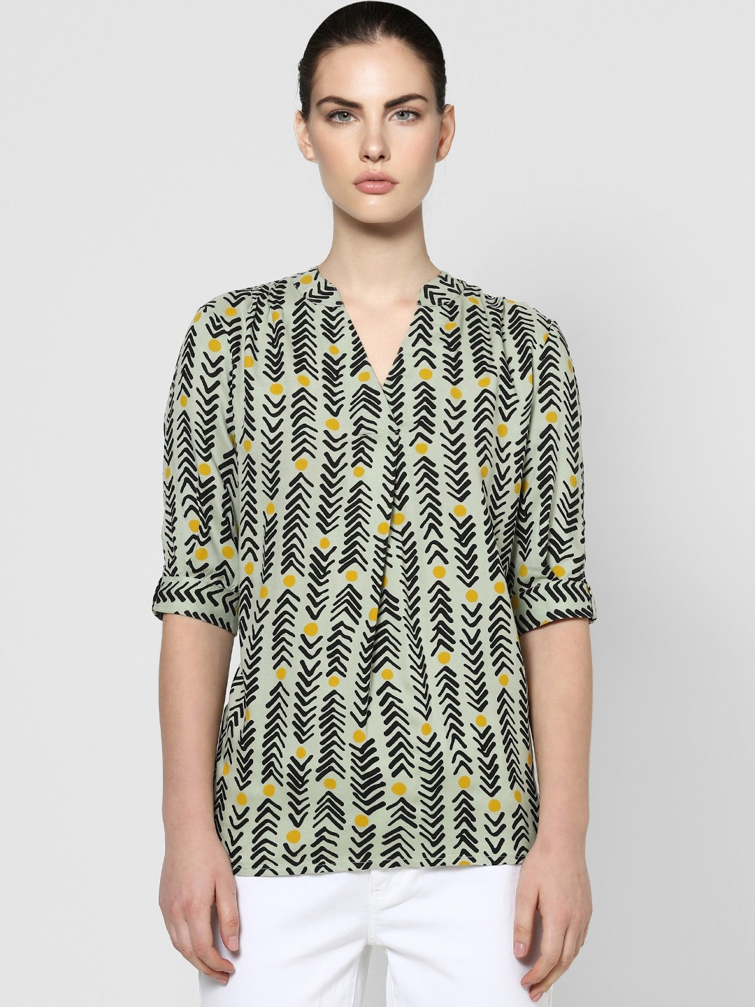 

ONLY Green & Black Geometric Printed Regular Top