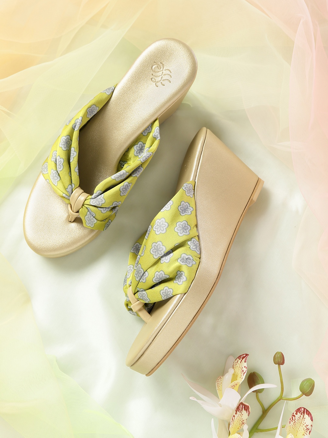 

House of Pataudi Women Green & Blue Floral Print Bow Detail Handcrafted Wedges & Pouch
