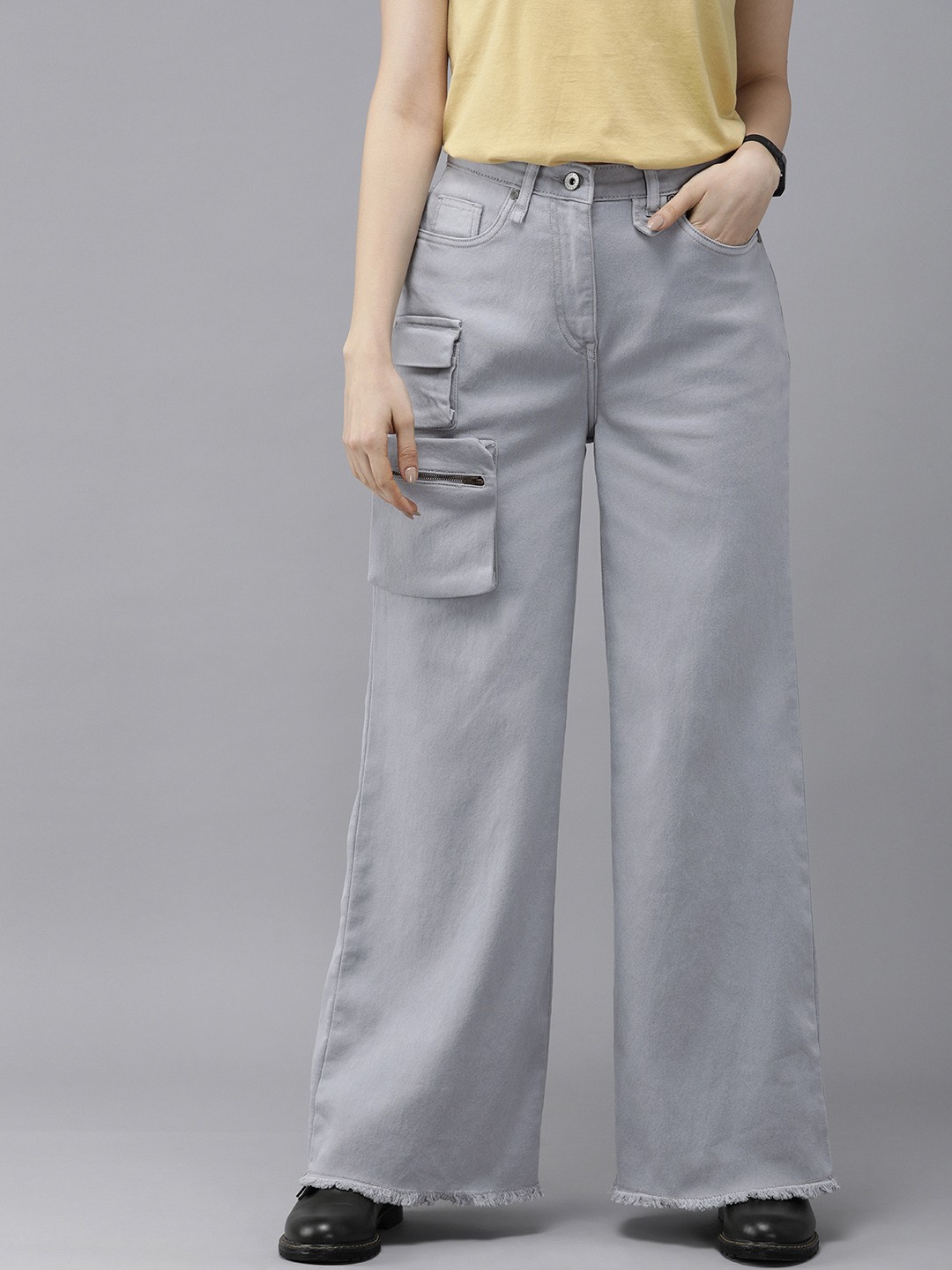

Roadster Women Grey Flared High-Rise Stretchable Jeans with Frayed Hem