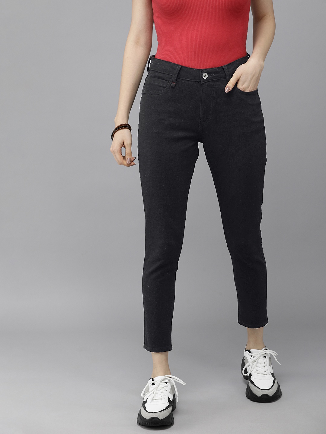 

Roadster Women Black Skinny Fit Stretchable Cropped Jeans