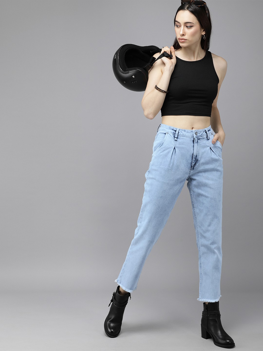 

Roadster Women Blue Boyfriend Fit Heavy Fade Stretchable Cropped Jeans with Frayed Hem