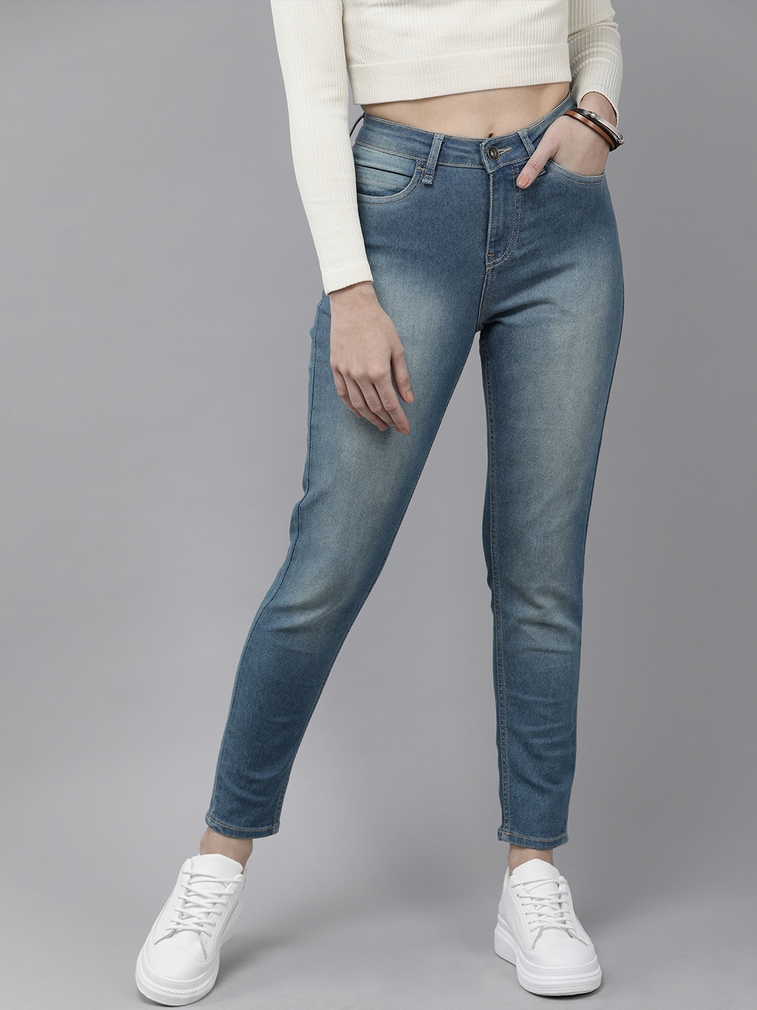 

Roadster Women Blue Skinny Fit Light Fade Mid-Rise Stretchable Cropped Jeans