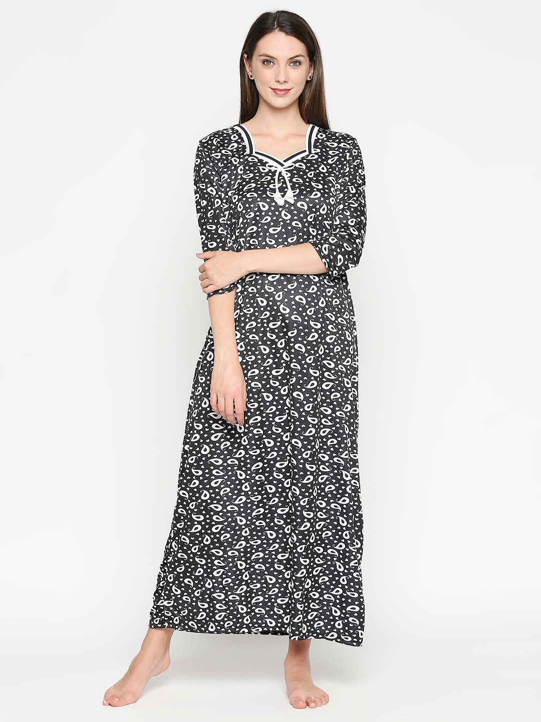 

Pretty Awesome Black & White Printed Nightdress