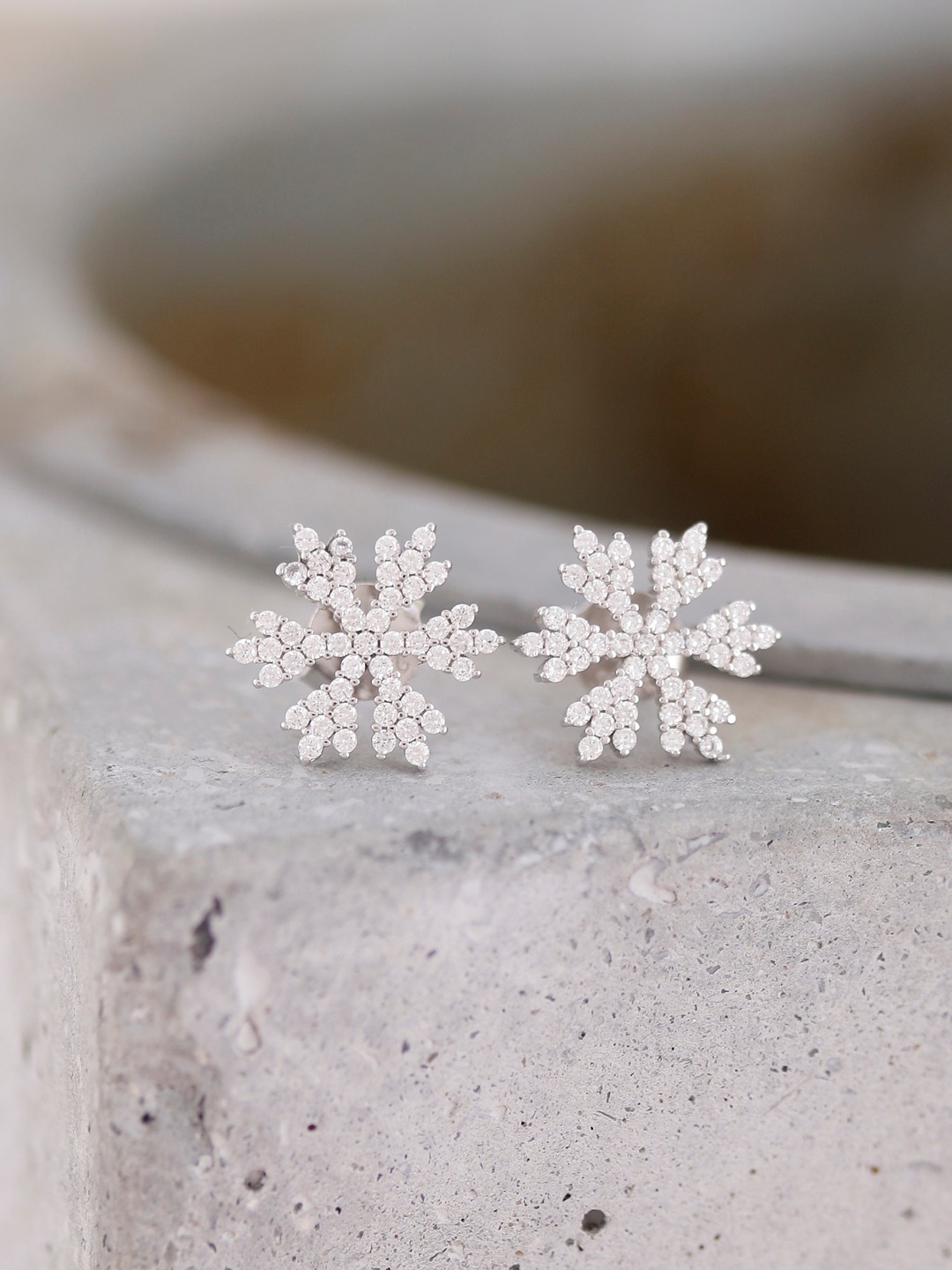 

GIVA 925 Sterling Silver Rhodium Plated Snowflake Earrings