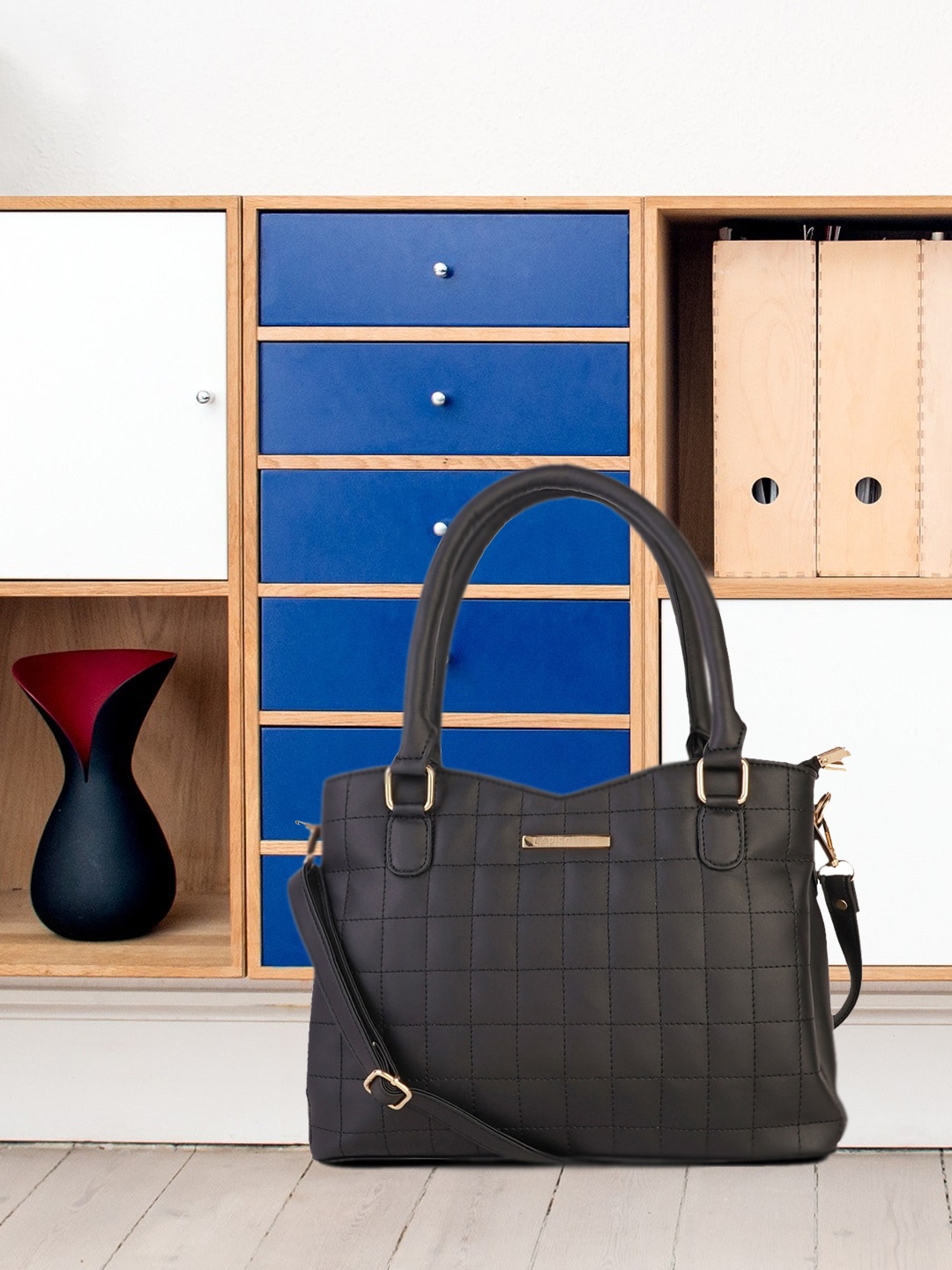 

Lapis O Lupo Women Black Quilted Handheld Bag