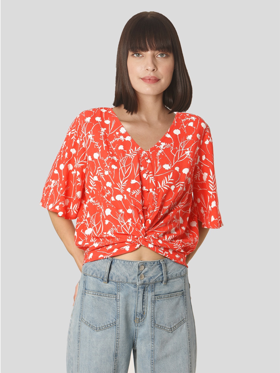 

Vero Moda Coral Orange & White Floral Print Twisted Regular Crop Top