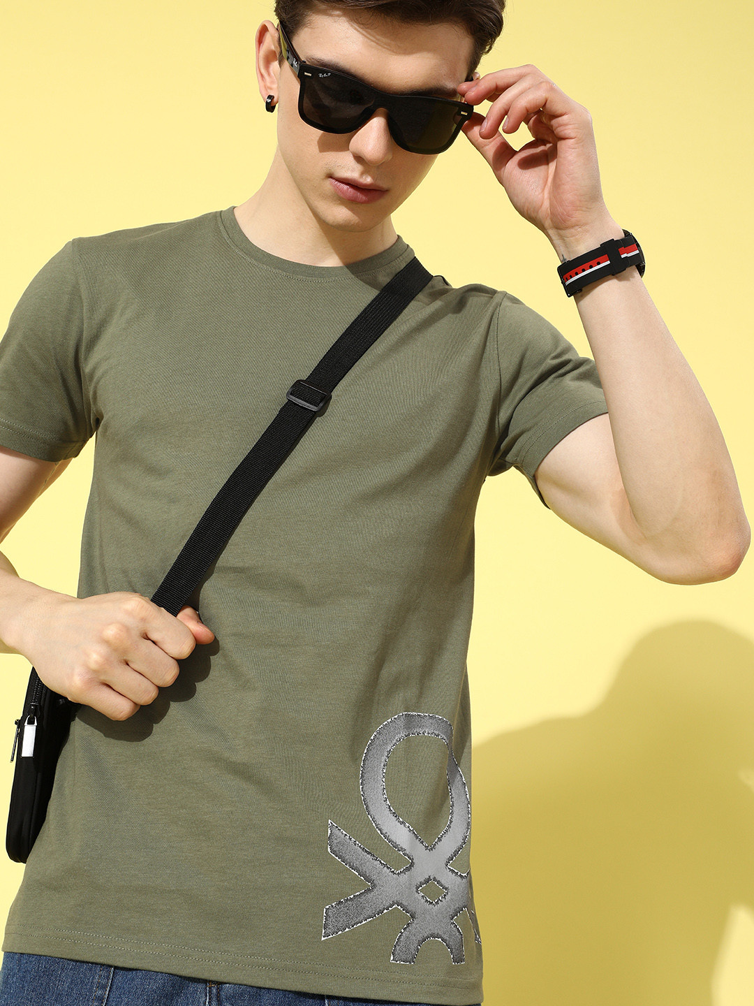 

United Colors of Benetton Men Olive Solid Carefree Shape Tshirt