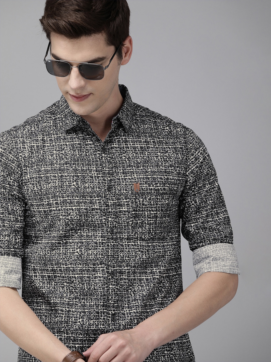 

SPYKAR Men Black & White Slim Fit Casual Self Design Shirt