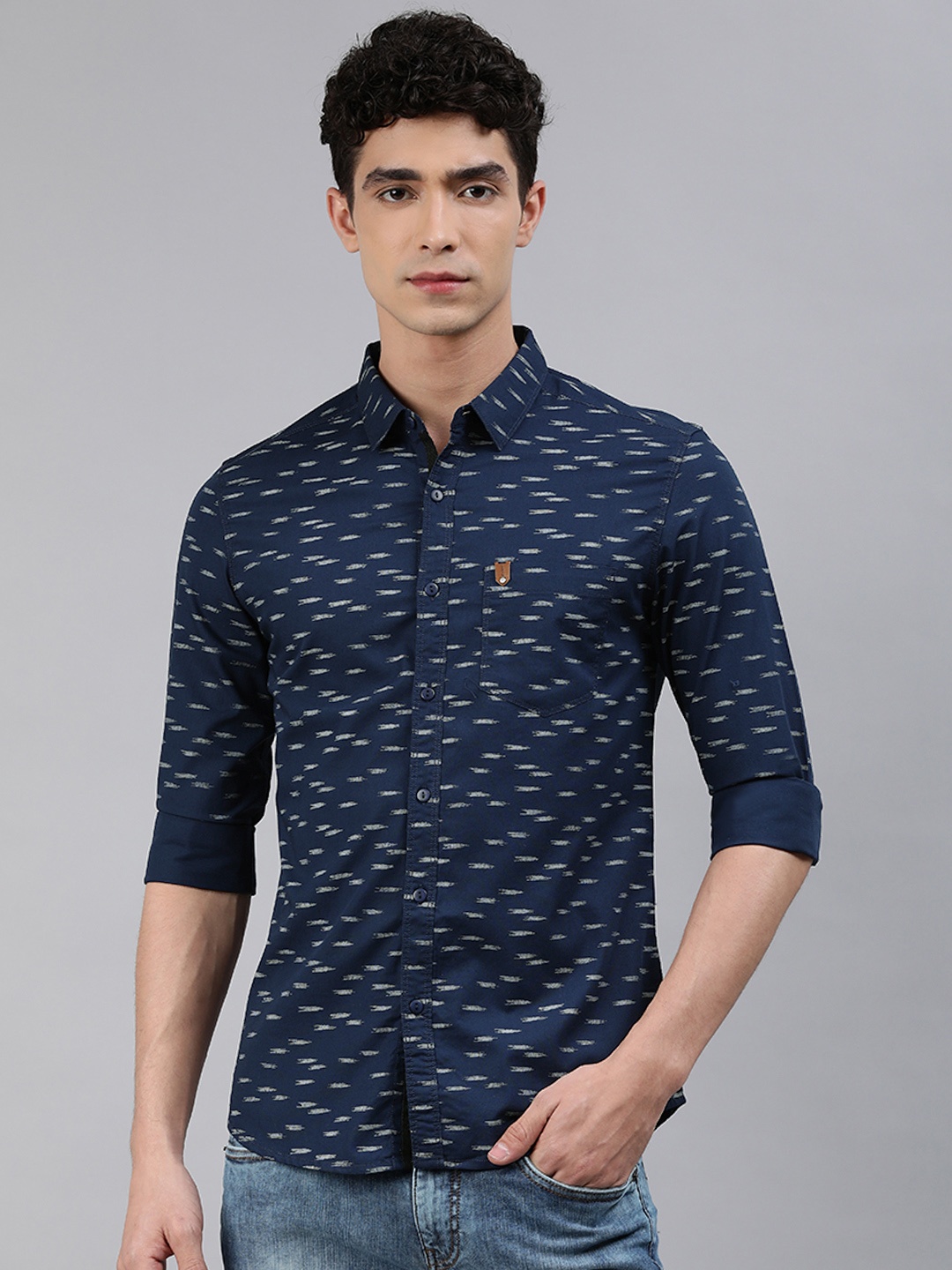 

SPYKAR Men Navy Blue Slim Fit Ikat Woven Design Pure Cotton Casual Shirt