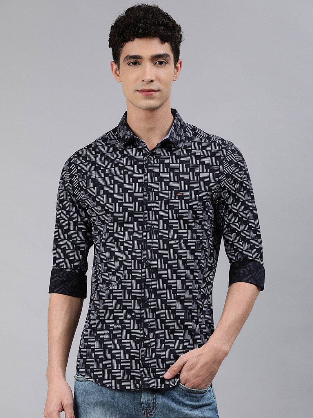 

SPYKAR Men Black & White Slim Fit Printed Casual Shirt