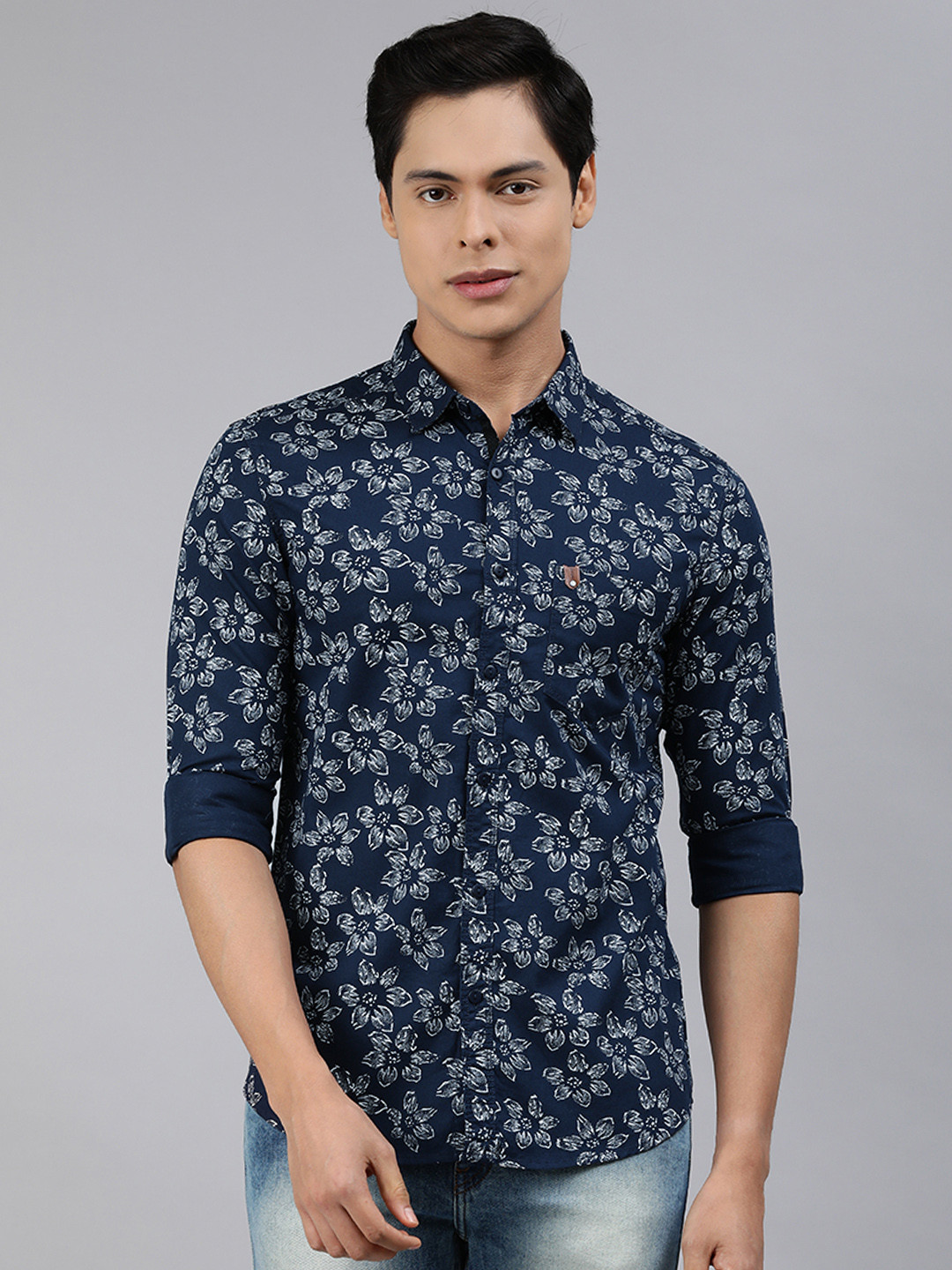 

SPYKAR Men Navy Blue & White Slim Fit Floral Printed Pure Cotton Casual Shirt