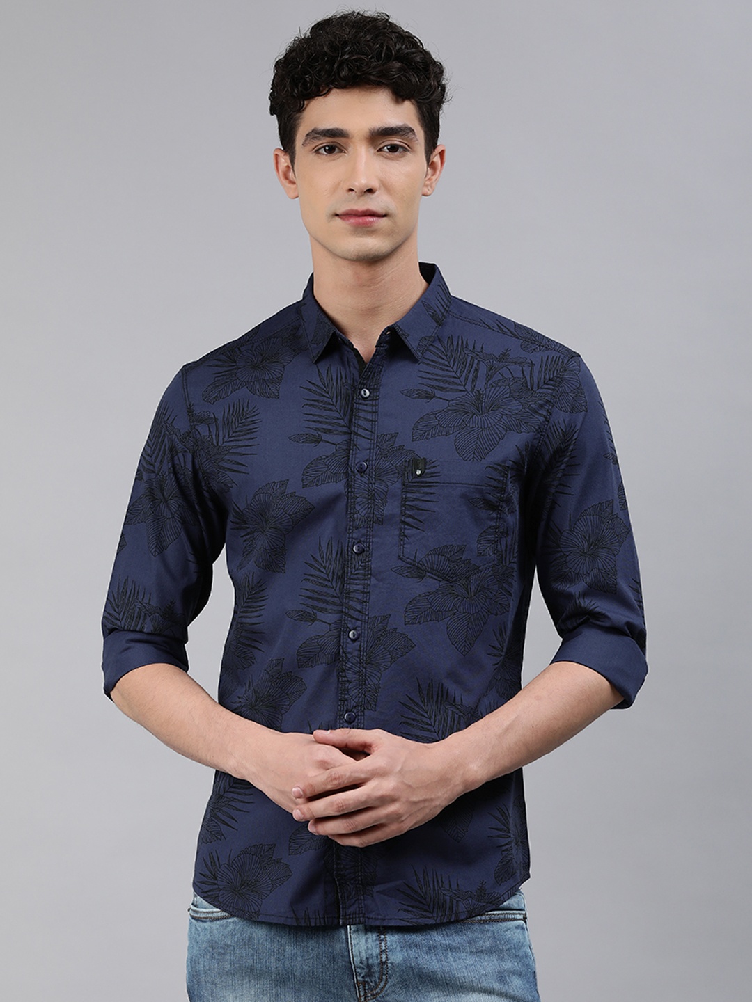 

SPYKAR Men Navy Blue & Black Slim Fit Floral Printed Casual Shirt