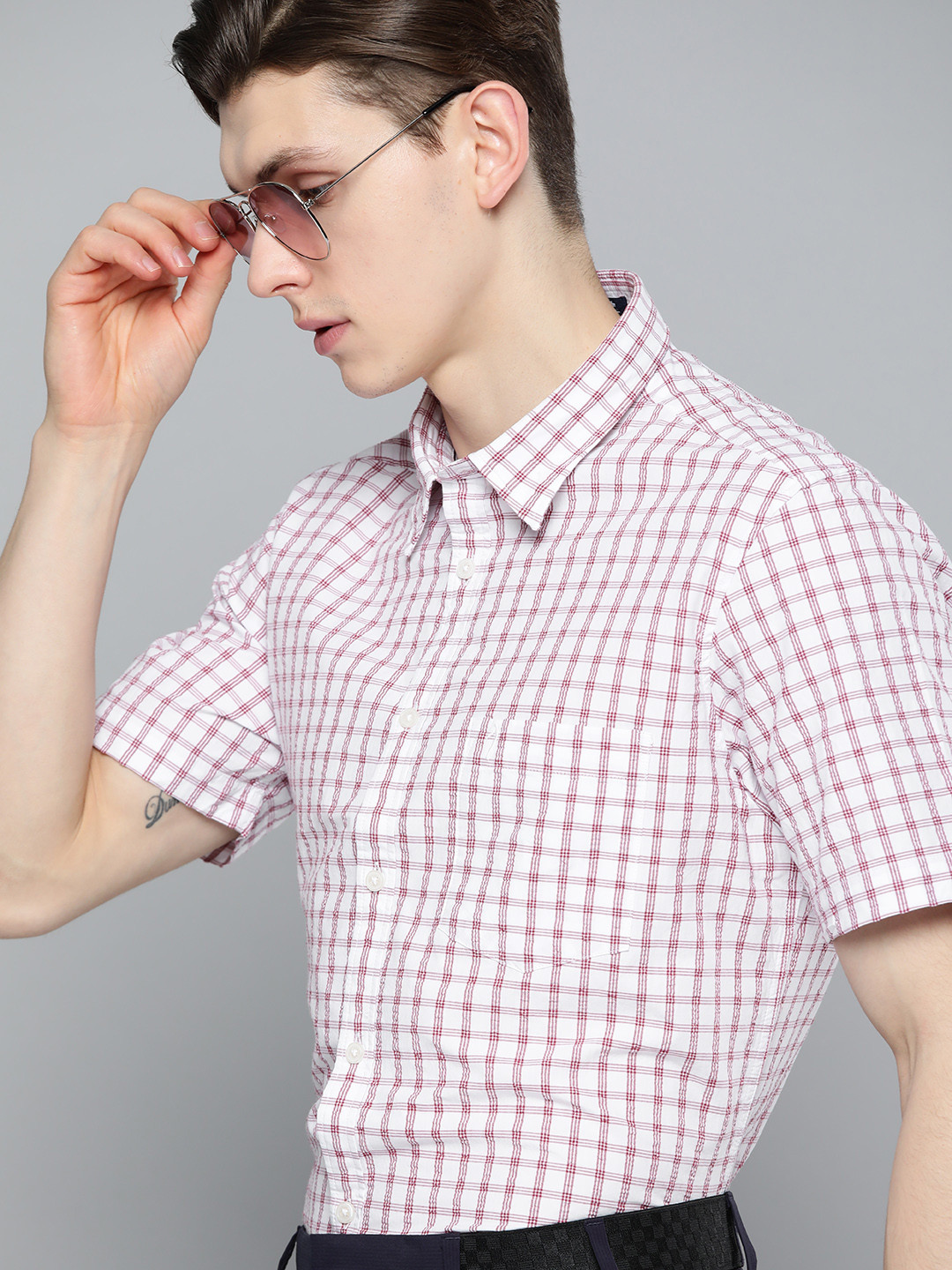 

Indian Terrain Men White & Maroon Slim Checked Organic Cotton Semiformal Seersucker Shirt