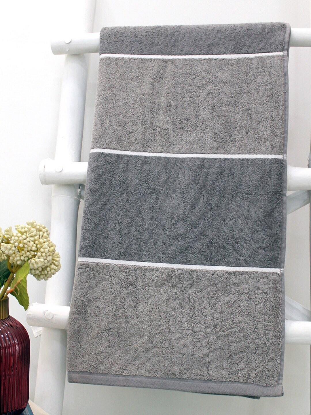 

AVI Living Unisex Grey & White Cotton Striped 550 GSM Bath Towel