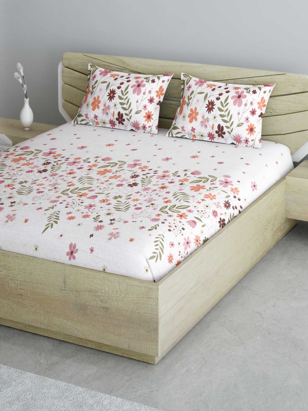 

Aura White & Pink Floral 144 TC Queen Bedsheet with 2 Pillow Covers