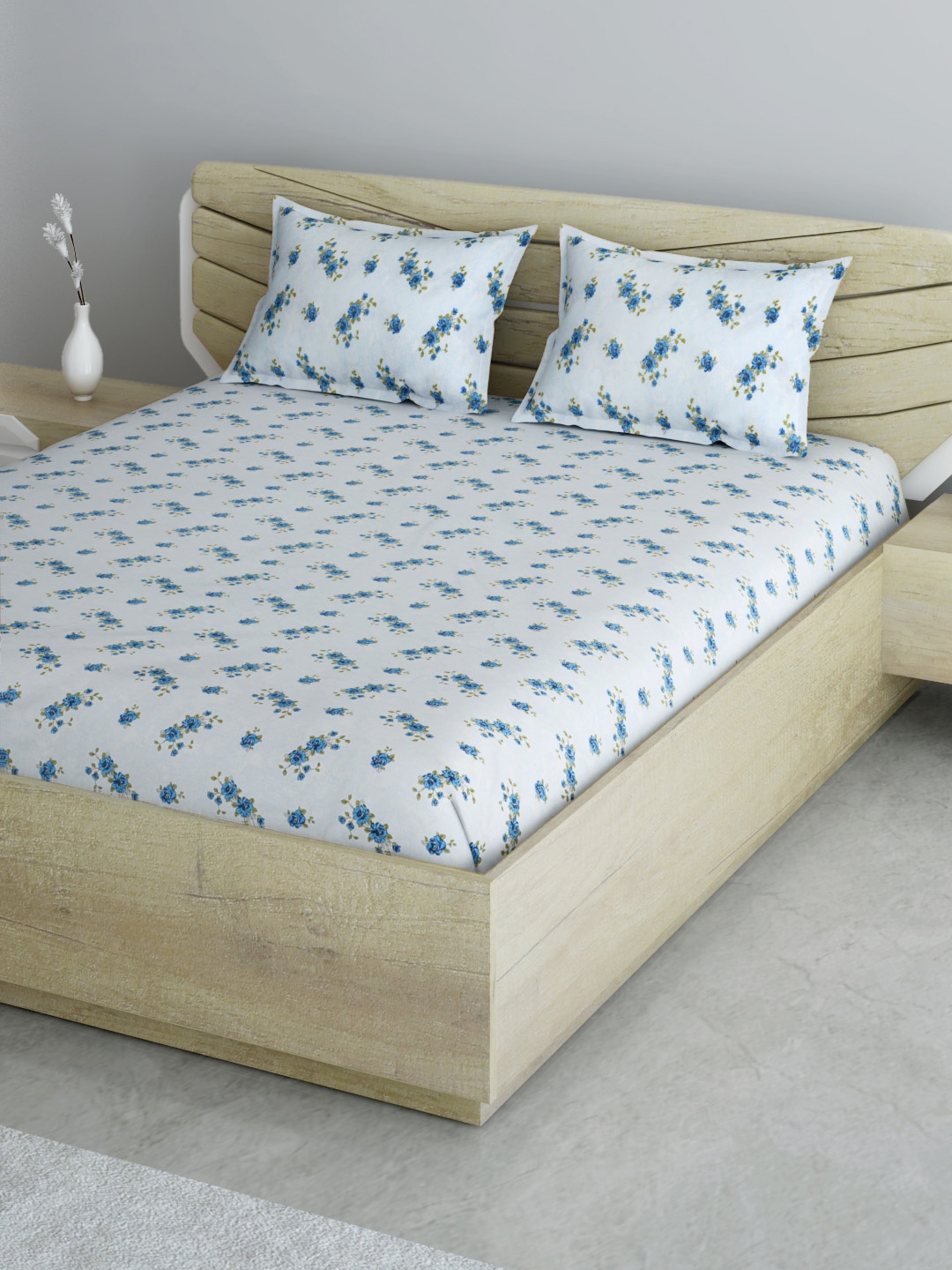 

Aura Blue & White Floral Print 144 TC 120 GSM Cotton Queen Bedsheet with 2 Pillow Covers